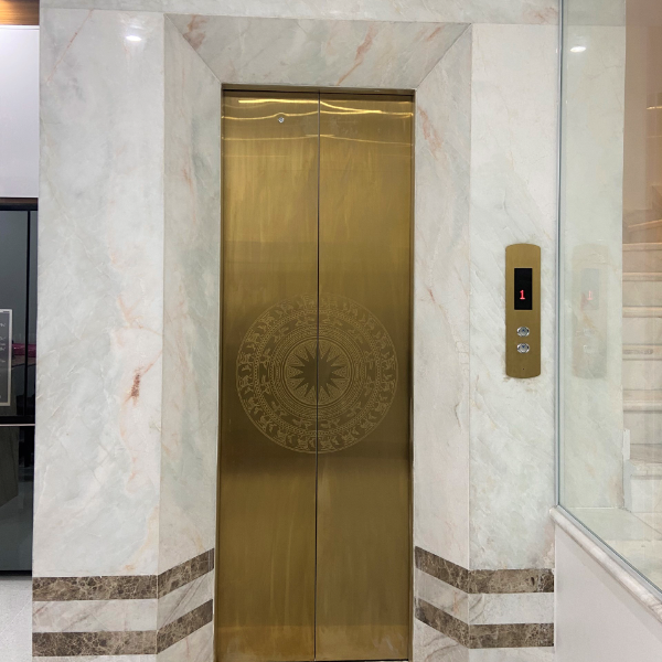 Những lý do nên chọn đá ốp thang máy